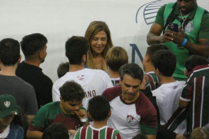 edores do tricolor carioca recebem a mandatária do clube paulista, pedem fotos e conversam antes de duelo entre as equipes no Maracanã -  (crédito: Foto: Lucas Bayer/Jogada10)