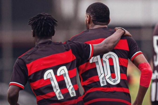 negros saem na frente com gol de Fabiano, mas Lorran e Zé Welinton marcam no segundo tempo e garantem vitória dos Rubro-negros  -  (crédito: Foto: Paula Reis/CRF)