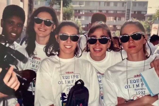 As ex-atletas de basquete Ruth, Simone, Helen, Adriana e Hortência nas Olimpíadas de Barcelona 1992.  -  (crédito: Reprodução/Instagram @hortenciamarcari)