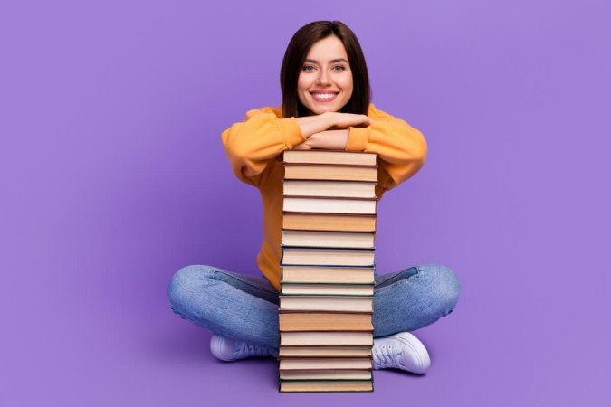 Montar uma lista de livros com diferentes temáticas ajuda a superar o bloqueio literário (Imagem: Roman Samborskyi | Shutterstock)  -  (crédito: Edicase)