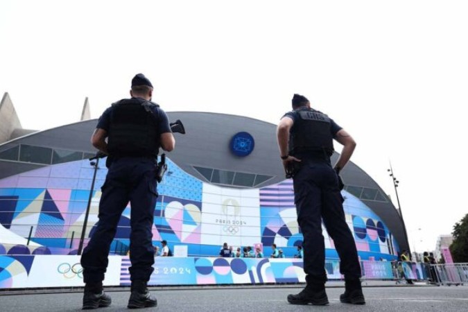  French CRS riot police stand guard near the Parc des Princes ahead of the men's group C football match between Uzbekistan and Spain, during the Paris 2024 Olympic Games in Paris on July 24, 2024. (Photo by FRANCK FIFE / AFP) (Photo by FRANCK FIFE/AFP via Getty Images)
     -  (crédito:  AFP via Getty Images)