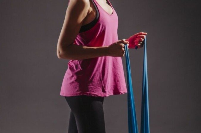 A rosca direta, exercício de bíceps, é um dos movimentos que podem ser facilmente executados com o uso das bands 