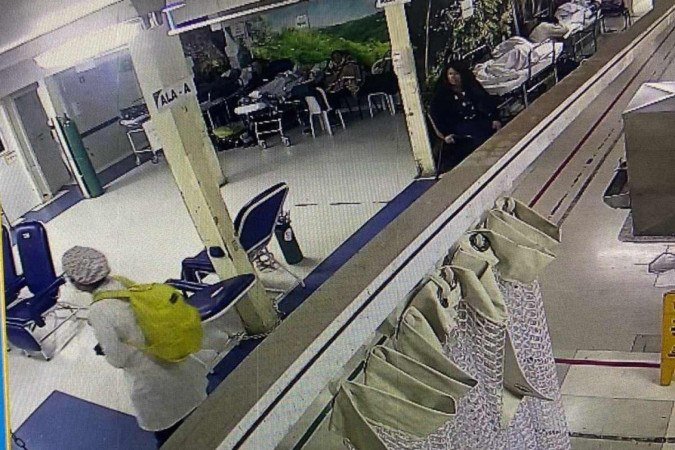 Mulher se ou por médica do hospital para raptar recém-nascida - (crédito: Reprodução) Mulher se ou por médica do hospital para raptar recém-nascida - (crédito: Reprodução)