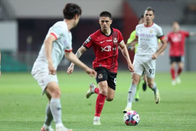 yan Barbosa está desde 2019 no futebol sul-coreano e já acumula 146 partidas no país
 -  (crédito: Foto: Divulgação / FC Seoul)