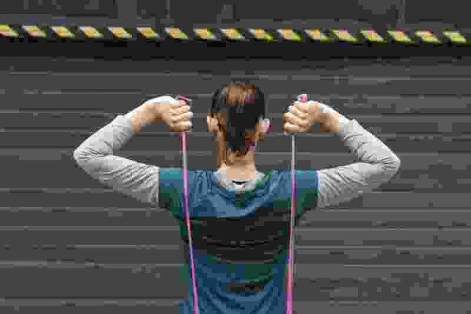 Com os elásticos, pode-se realizar uma grande variedade de exercícios para diferentes grupos musculares.