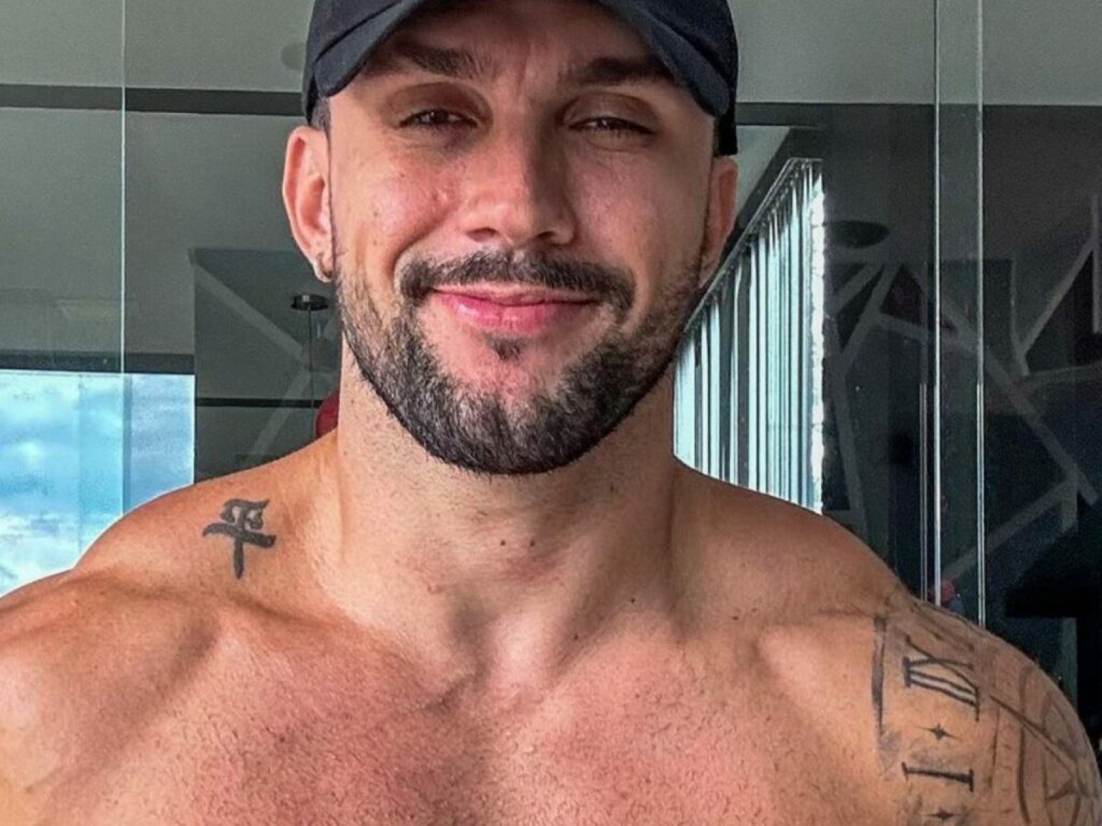 Ex-BBB Arthur Picoli mostra evolução do corpo com antes e depois 