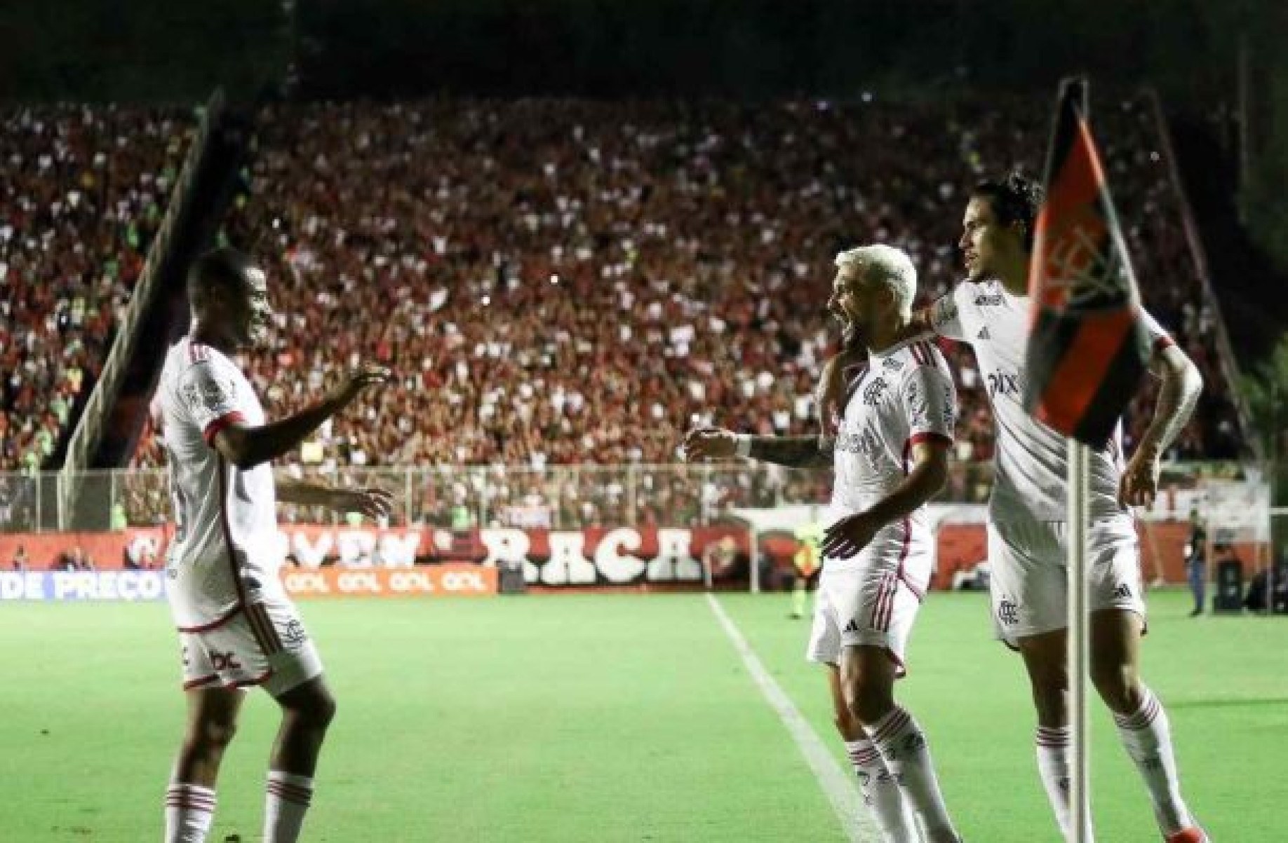 Flamengo vence Vitória graças a um gol no último minuto