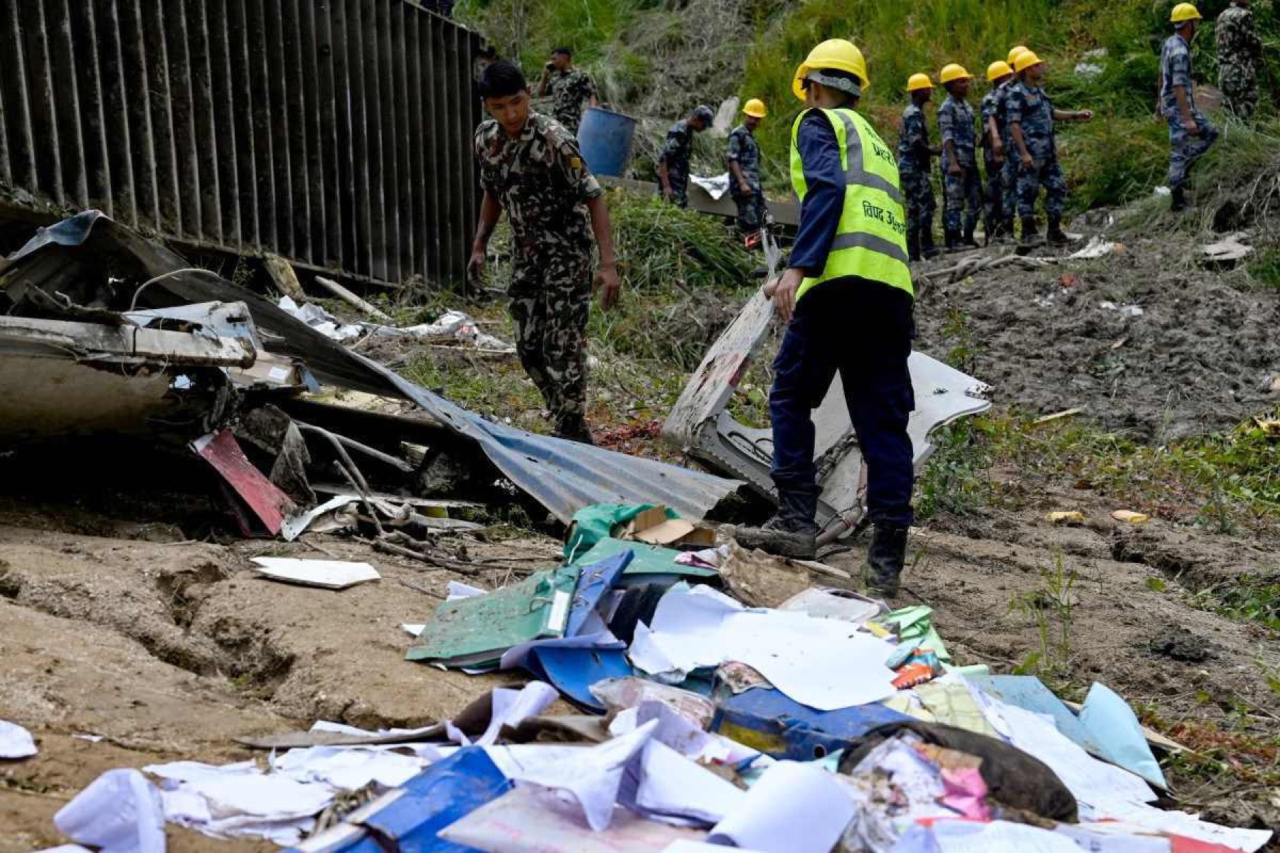 Equipe de resgate e segurança trabalham no local do acidente depois que um voo da Saurya Airlines caiu durante a decolagem no Aeroporto Internacional de Tribhuvan, em Katmandu, em 24 de julho de 2024      