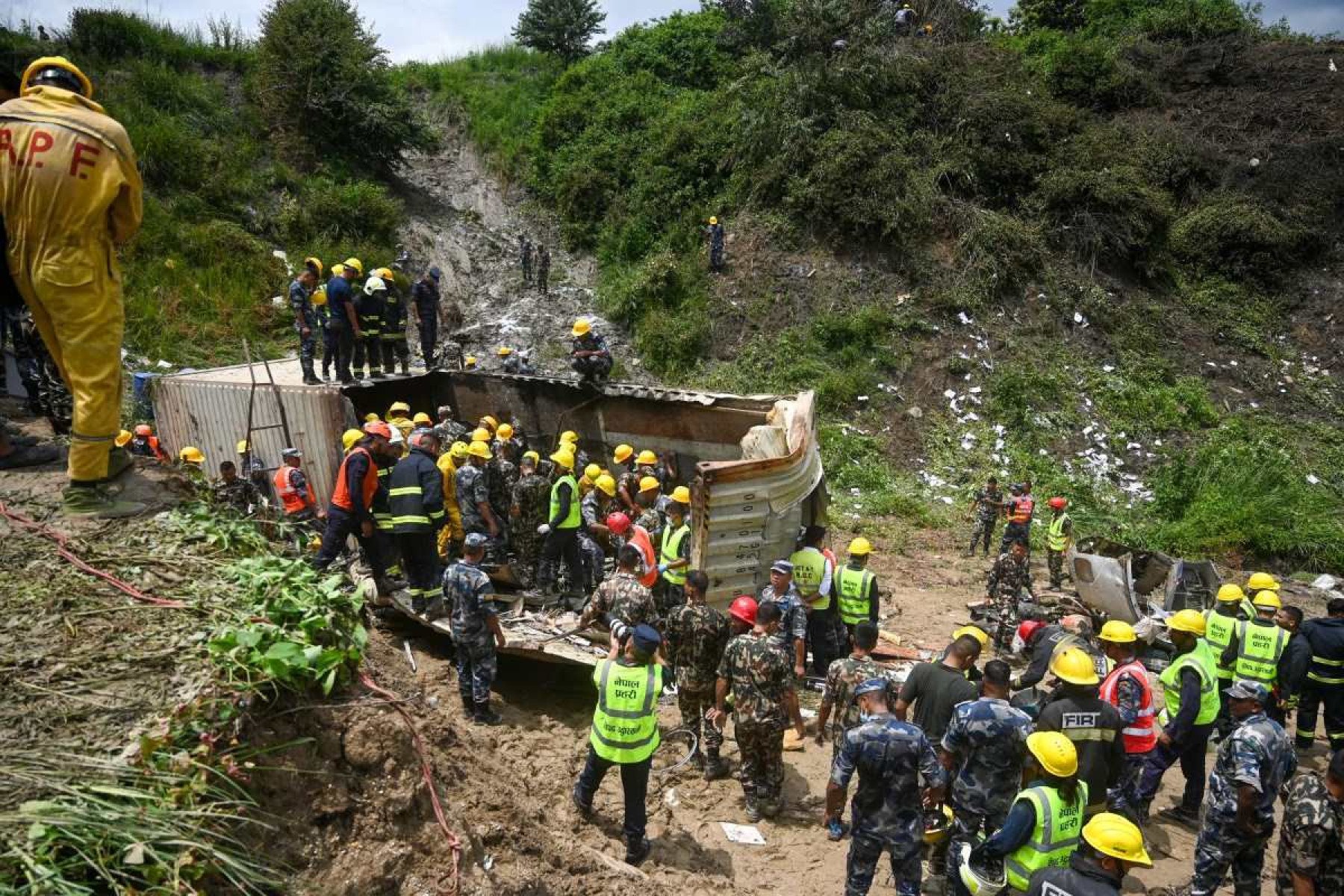 Equipes de segurança e resgate limpam os destroços de um avião da Saurya Airlines depois que ele caiu durante a decolagem no Aeroporto Internacional de Tribhuvan em Katmandu em 24 de julho de 2024      