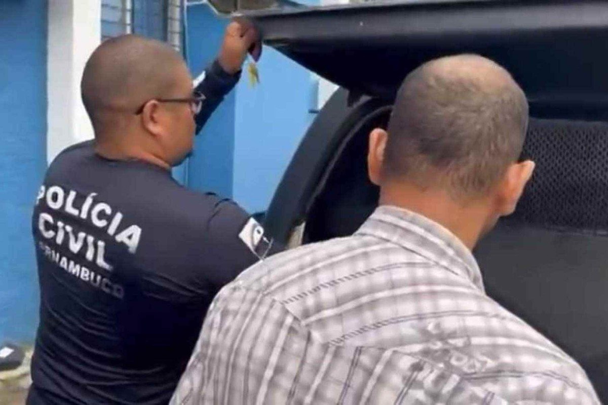 Pai mata filha recém-nascida com chumbinho enquanto mãe tomava banho