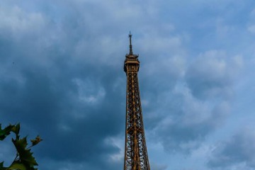  Olimpiadas 2024. Torre Eiffel iluminada para os Jogos Olímpicos, vista da Ponte dos Inválidos, em Paris -  (crédito:  Abelardo Mendes Jr. /CB/DA Press)