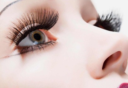 Se o adesivo dos cílios postiços entrar em contato com o olho, pode surgir uma dolorosa conjuntivite -  (crédito: Getty Images)