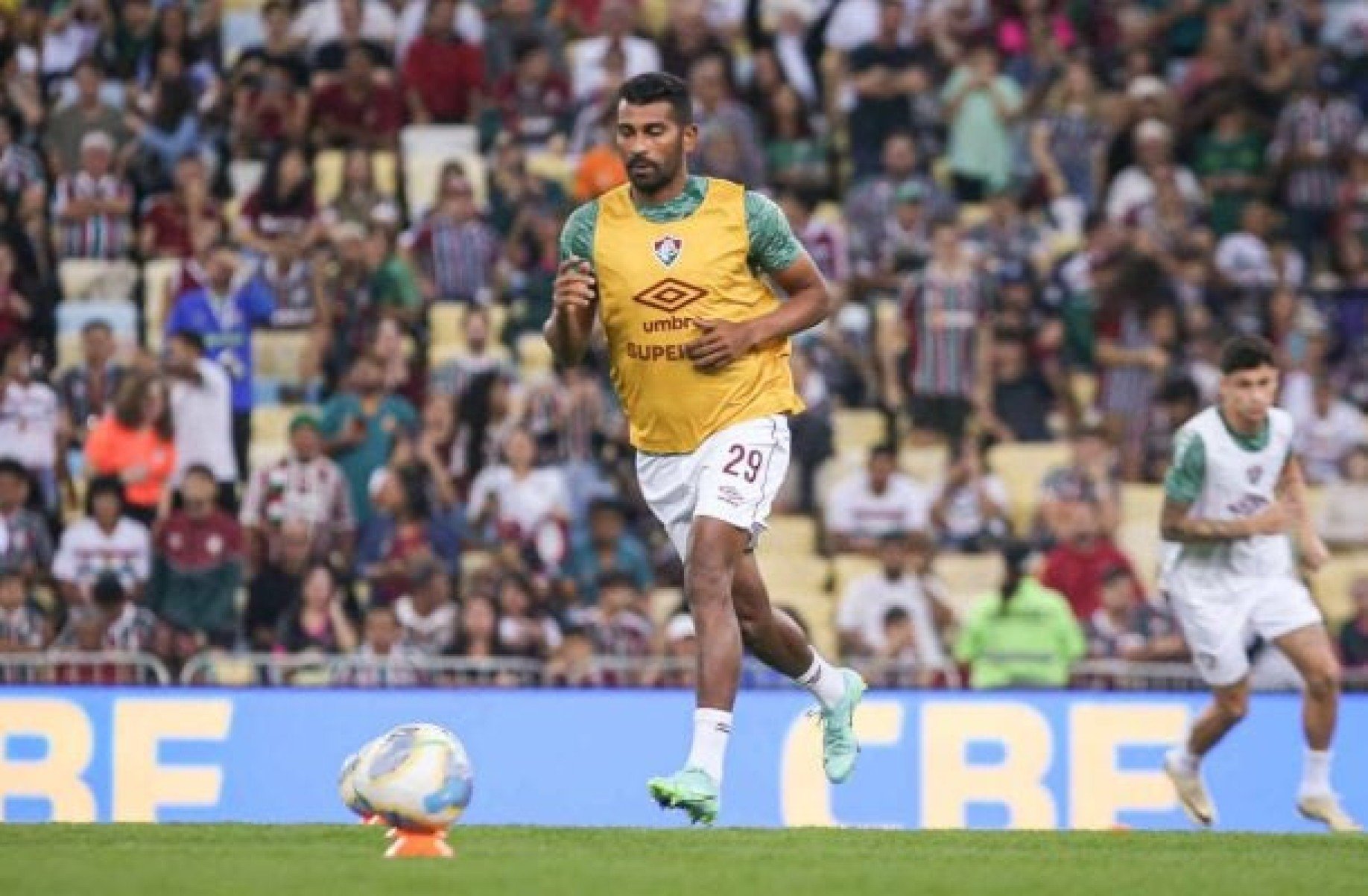 Thiago Santos recebe terceiro amarelo e desfalca o Fluminense no domingo
