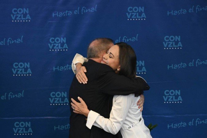 Edmundo González Urrutia e María Corina Machado se abraçam em Caracas: aposta na mudança 
      