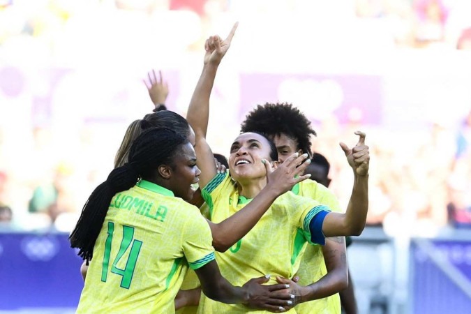 A atacante nº 10 do Brasil, Marta, comemora após marcar o primeiro gol de sua equipe durante a partida de futebol feminino do grupo C dos Jogos Olímpicos de Paris 2024, entre Nigéria e Brasil, no Estádio de Bordeaux, em Bordeaux, em 25 de julho de 2024.  -  (crédito: Christophe ARCHAMBAULT / AFP)