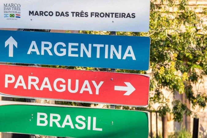 Em 2005, quando o Brasil tornou obrigatório o ensino de espanhol, o Mercosul ganhava fôlego. Na foto, os presidentes Lula, Nicanor Duarte (Paraguai), Tabaré Vázquez (Uruguai) e Nestor Kirchner (Argentina) - (crédito: Getty Images) Em 2005, quando o Brasil tornou obrigatório o ensino de espanhol, o Mercosul ganhava fôlego. Na foto, os presidentes Lula, Nicanor Duarte (Paraguai), Tabaré Vázquez (Uruguai) e Nestor Kirchner (Argentina) - (crédito: Getty Images)