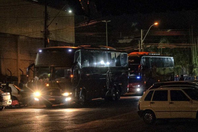 Longe dos terminais rodoviários e da fiscalização, veículos clandestinos cruzam o país e colocam em risco a vida de passageiros  