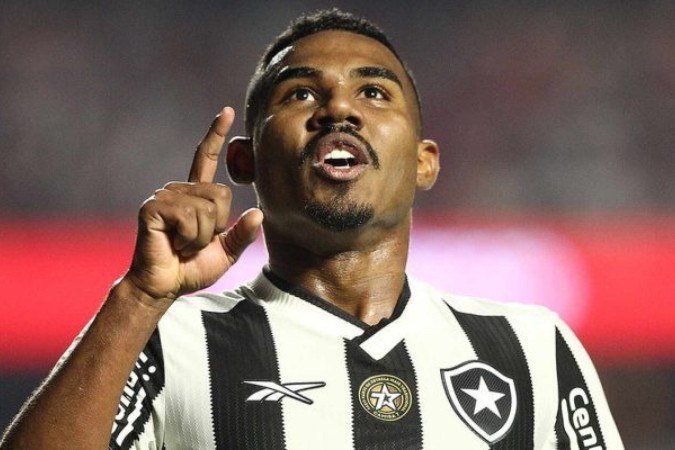 iros de clube da França e da Inglaterra observam jogador em empate contra o São Paulo. Lateral fez o segundo gol do Alvinegro - (crédito: Vitor Silva/Botafogo) iros de clube da França e da Inglaterra observam jogador em empate contra o São Paulo. Lateral fez o segundo gol do Alvinegro - (crédito: Vitor Silva/Botafogo)