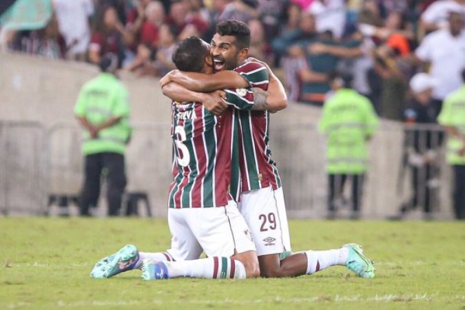 Xarás Thiago Silva (esq.) e Thiago Santos se abraçam após vitória do Fluminense -  (crédito: Foto: MARCELO GONÇALVES / FLUMINENSE FC)