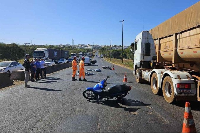 Motos bateram no corredor formado entre veículos maiores na rodovia -  (crédito: Vinícius Lemos/Divulgação)