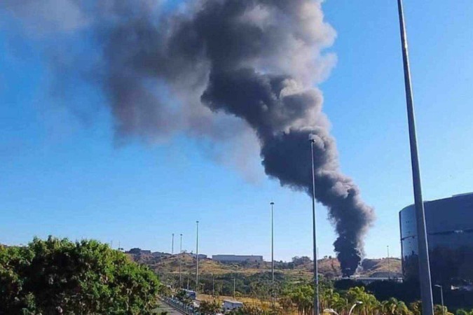 Um incêndio na central de ar condicionado da Cidade Administrativa, em BH, mobilizou bombeiros nesta quinta-feira (25/7) -  (crédito: CBMMG/Divulgação)