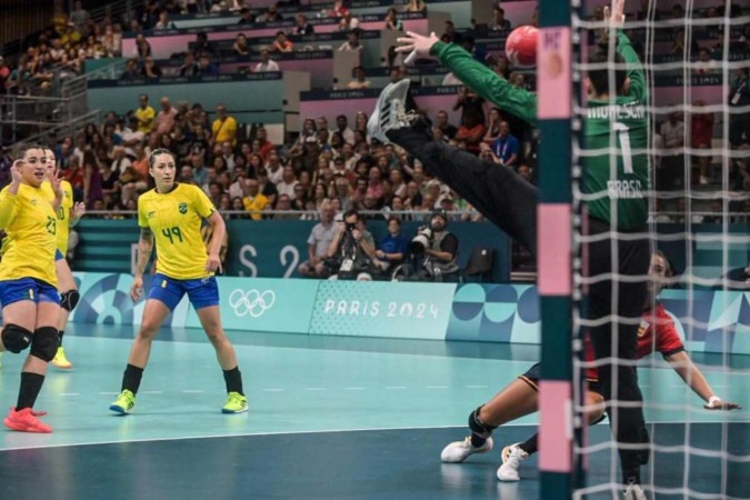 Gabi Moreschi, goleira da Seleção Feminina de Handebol, foi destaque na vitória sobre a Espanha, no primeiro jogo do time nas Olimpíadas de Paris 2024 -  (crédito: Leandro Couri/EM/D.A. Press)