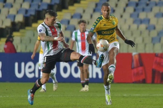 Jonathan Benitez (à esquerda) se esforça para tirar a bola de Deyverson, do Cuiabá. Brasileiros perderam e estão eliminados da Sula -  (crédito: Foto: Guillermo Salgado/AFP via Getty Images)