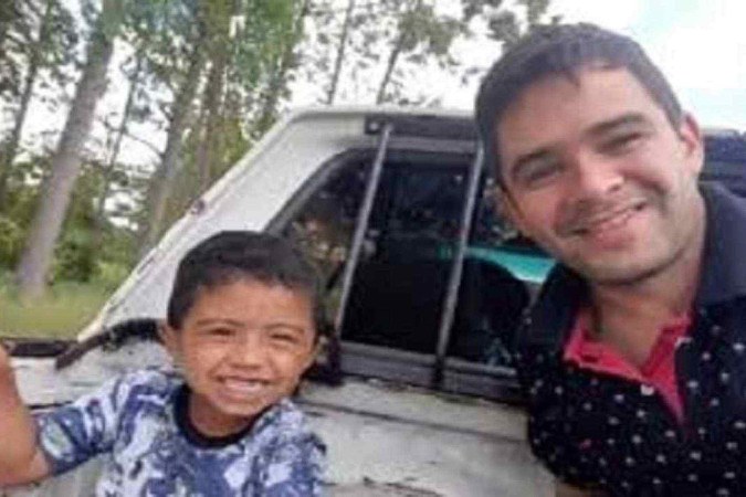 O menino Nycollas estava nas costas do pai, que atravessava o Rio Doce a nado -  (crédito: Arquivo de família)