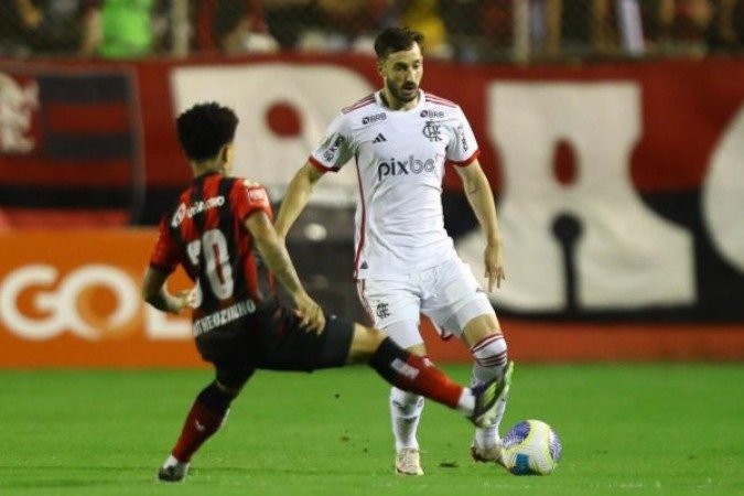 bro-Negro venceu o Vitória, um time muito frágil e no Z4, no finzinho. O futebol do time de Tite é deprimente. - (crédito: Foto: Gilvan de Souza / CRF) bro-Negro venceu o Vitória, um time muito frágil e no Z4, no finzinho. O futebol do time de Tite é deprimente. - (crédito: Foto: Gilvan de Souza / CRF)