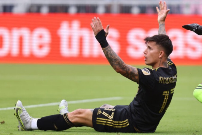  FORT LAUDERDALE, FLORIDA - MARCH 12: Brian RodrÃ­guez #17 of Los Angeles FC reacts after a shot on goal against Inter Miami CF during the second half at DRV PNK Stadium on March 12, 2022 in Fort Lauderdale, Florida. (Photo by Michael Reaves/Getty Images)
      Caption  -  (crédito:  Getty Images)