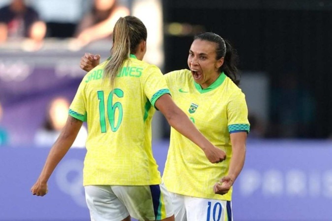 Marta e Gabi Nunes comemorando o gol do Brasil -  (crédito: Reprodução/@selecaofemininadefutebol)