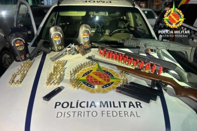 Segundo a PMDF, homem foi preso em flagrante em posse das cinco armas e das 235 munições -  (crédito: Divulgação/PMDF)