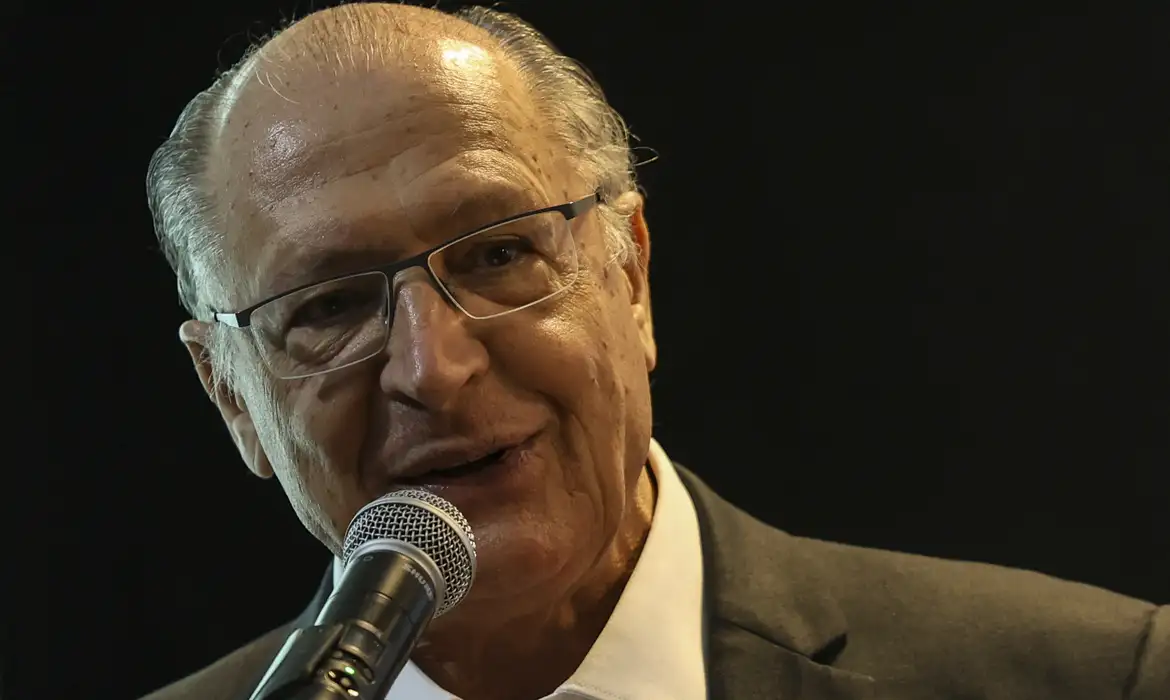 Alckmin mostra seu ‘lado médico’ e ajuda passageira em apuros durante voo