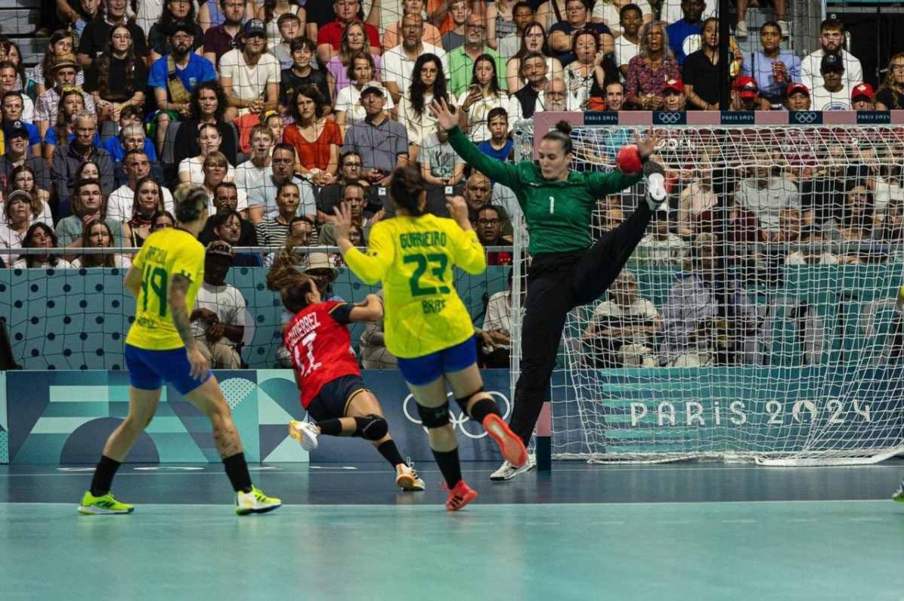 Gabi Moreschi, goleira da Seleção Feminina de Handebol, foi destaque na vitória sobre a Espanha, no primeiro jogo do time nas Olimpíadas de Paris 2024