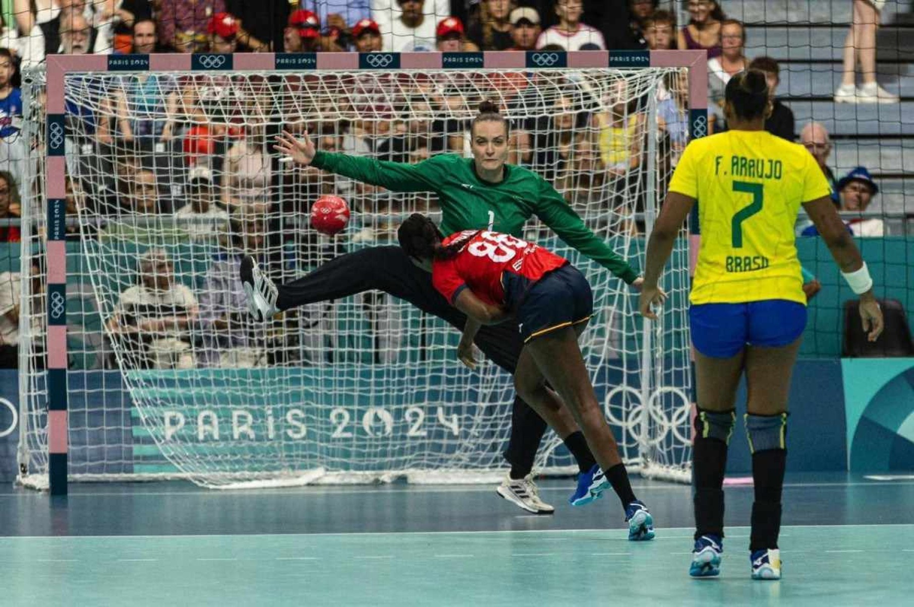 Gabi Moreschi, goleira da Seleo Feminina de Handebol, foi destaque na vitria sobre a Espanha, no primeiro jogo do time nas Olimpadas de Paris 2024