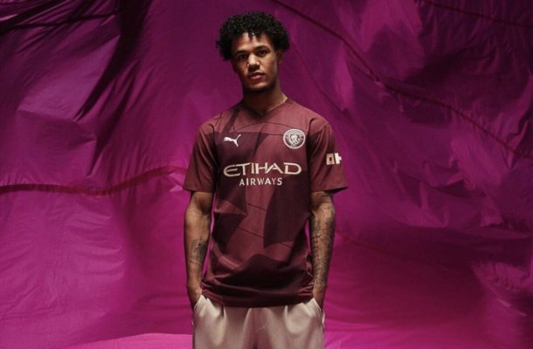 Jogador revela nova terceira camisa do City acidentalmente