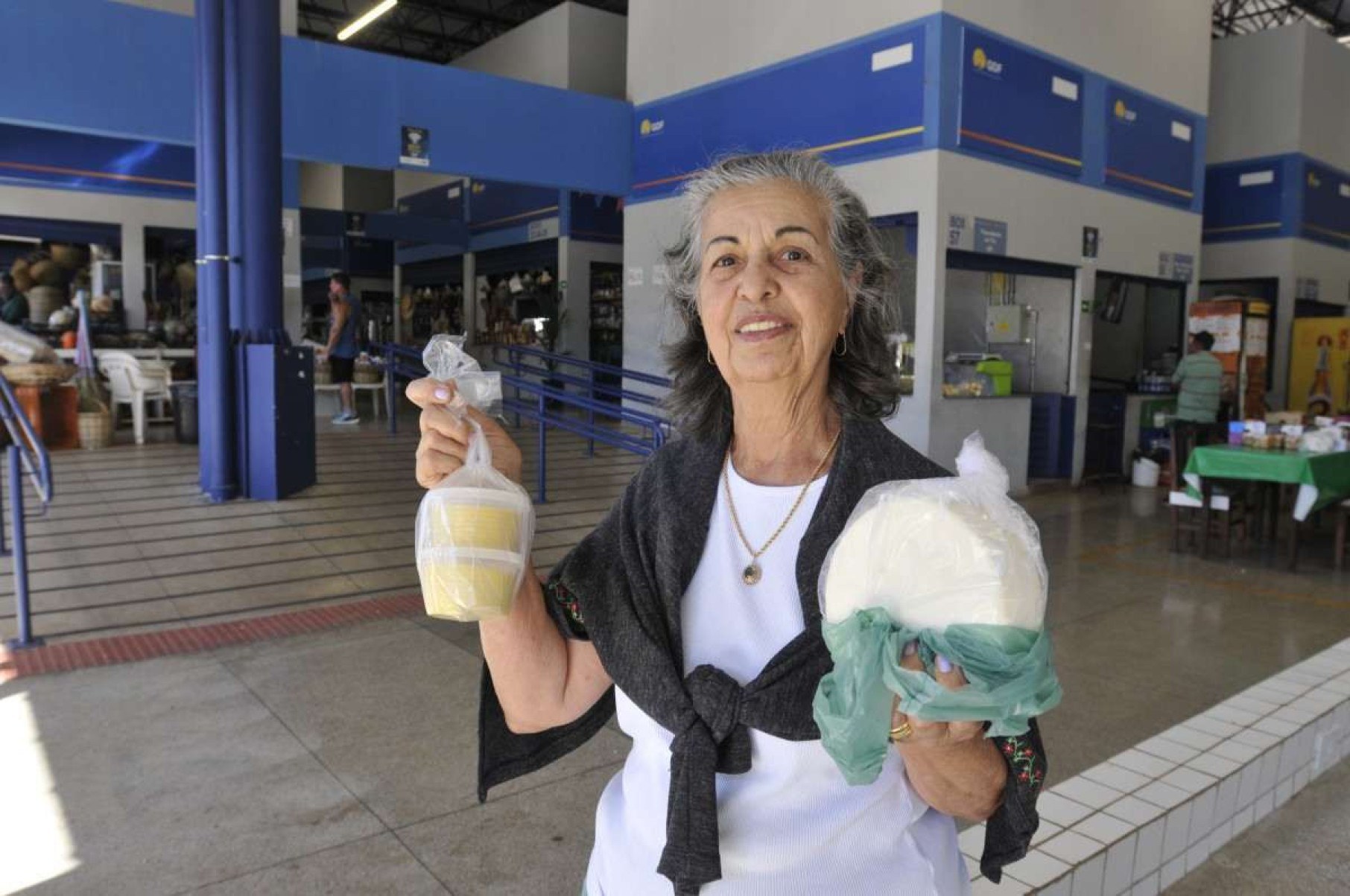 Queijo e curau garantidos por Jandira Alcântara, 83, na feira do Núcleo Bandeirante