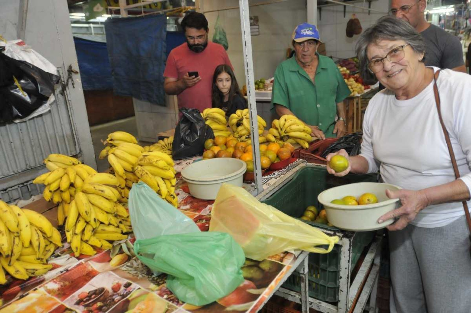 Assídua desde 1978, Giselda Ferreira, 66, alimenta filhos e netos com produtos frescos em Ceilândia