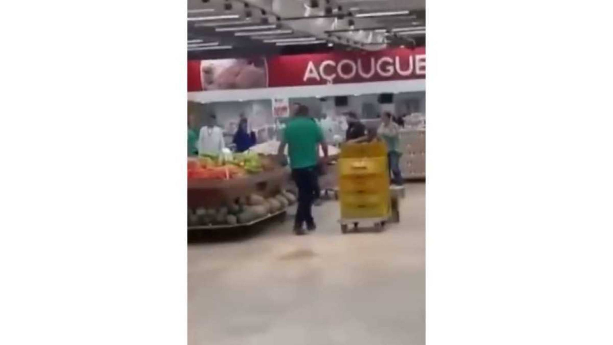 Funcionário de supermercado mata colega a facadas; veja vídeo