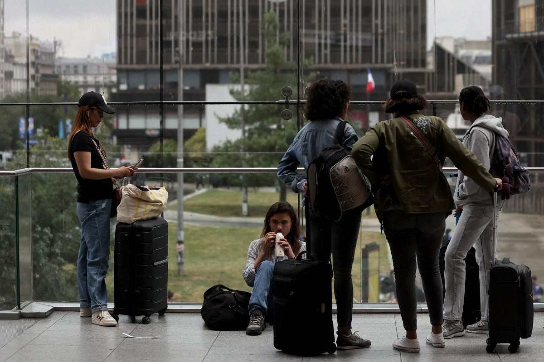 Passageiros aguardam informaes para saber como podero se deslocar na manh desta segunda-feira, aps ataque coordenado 