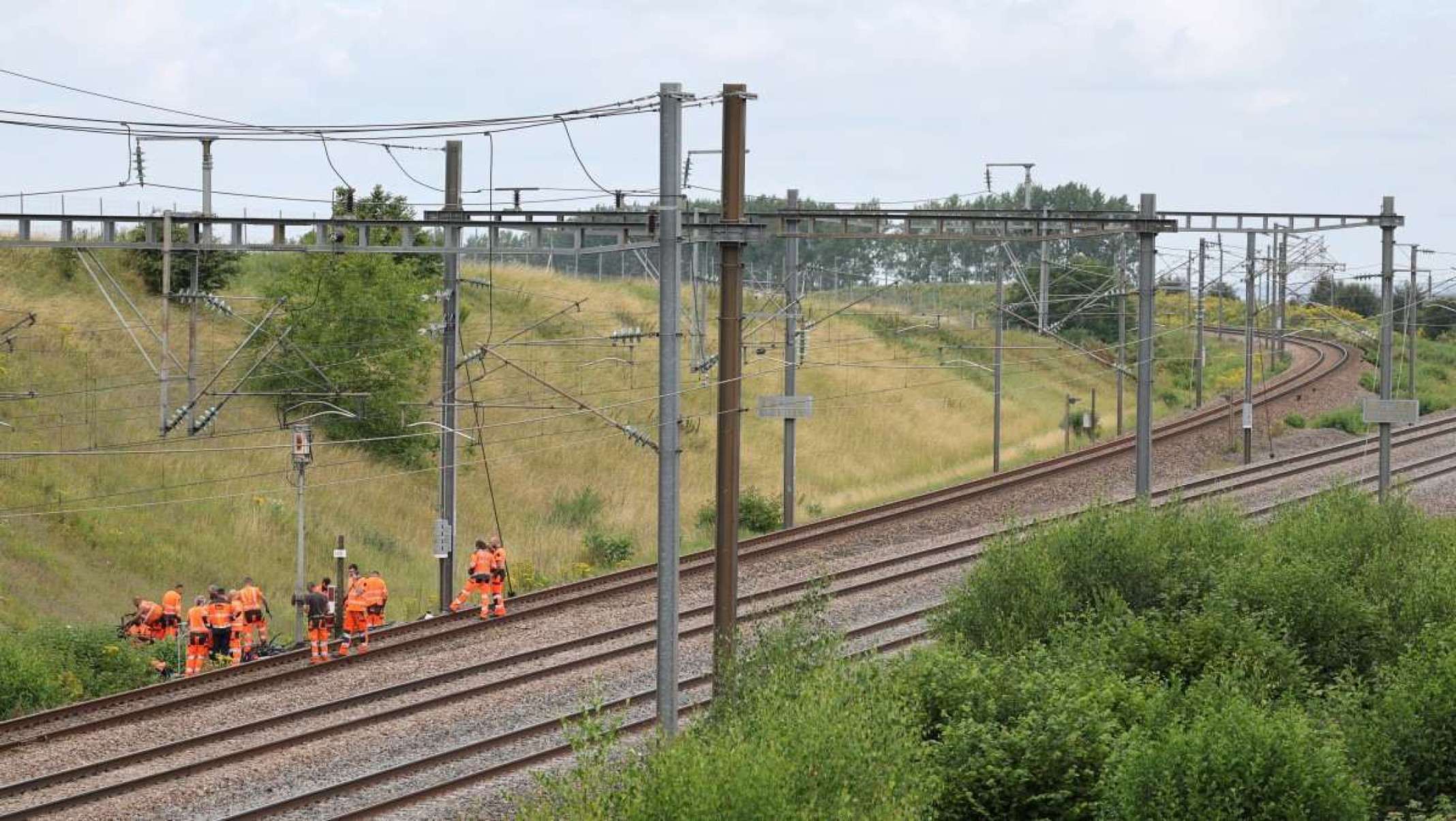     Funcionários da SNCF inspecionam o local de um suposto ataque à rede ferroviária de alta velocidade em Croiselles, norte da França, em 26 de julho de 2024. As forças de segurança francesas estão caçando pessoas por trás de ataques incendiários que paralisaram a rede ferroviária de alta velocidade do país horas antes da abertura dos Jogos Olímpicos cerimônia, disse o primeiro-ministro Gabriel Attal.  (Foto de Denis CHARLET/AFP)
      