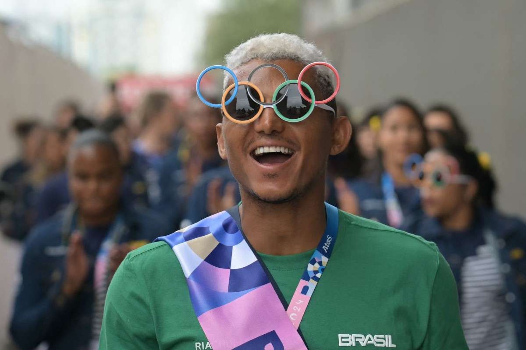 O porta-bandeira do Brasil, Isaquias Guimarães Queiroz, chega para embarcar no barco da delegação às margens do rio Sena durante a cerimônia de abertura dos Jogos Olímpicos de Paris 2024, em Paris, no dia 26 de julho de 2024.