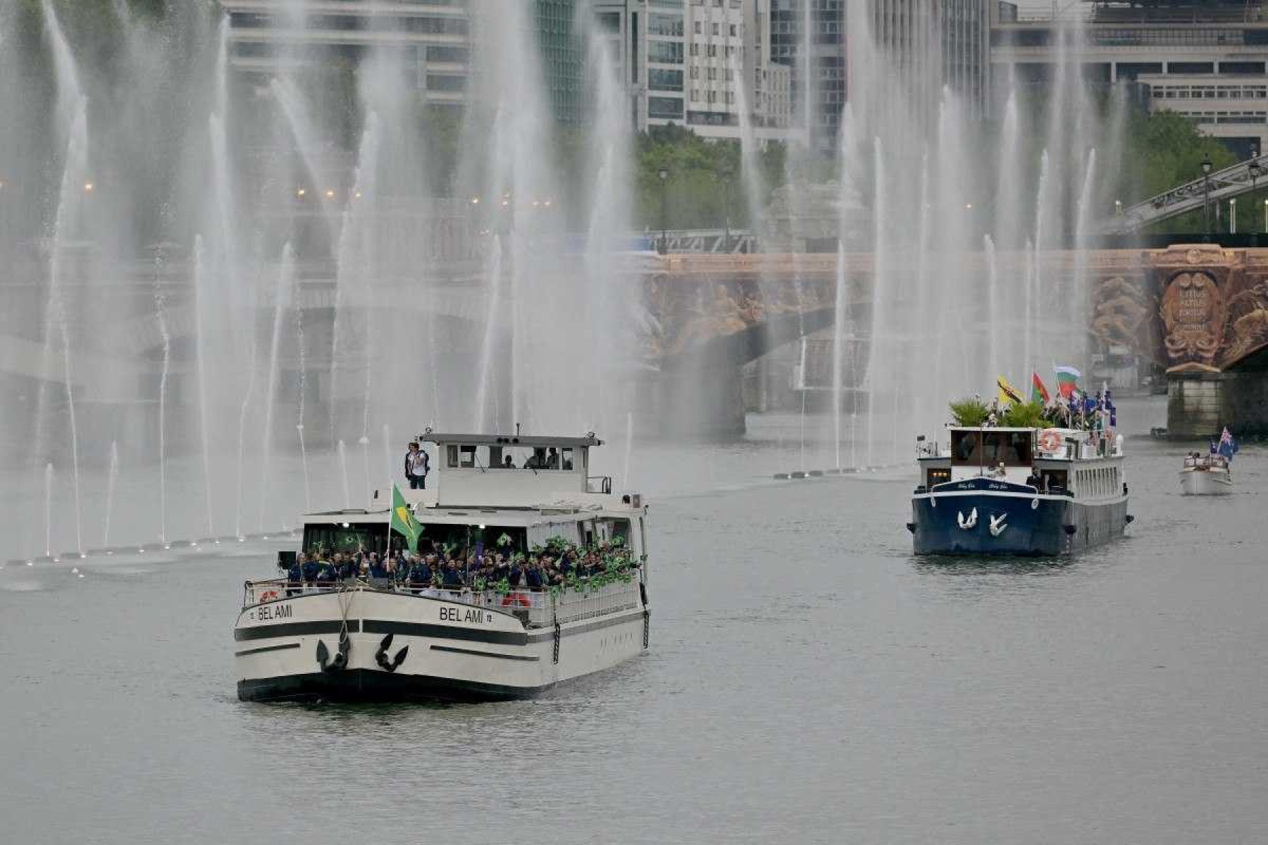 Delegação do Brasil navega em barco à frente de barco com as delegações de Brunei, Bulgária, Burkina Faso, Burundi e Cabo Verde durante cerimônia de abertura dos Jogos Olímpicos de Paris 2024, em Paris, no dia 26 de julho de 2024.