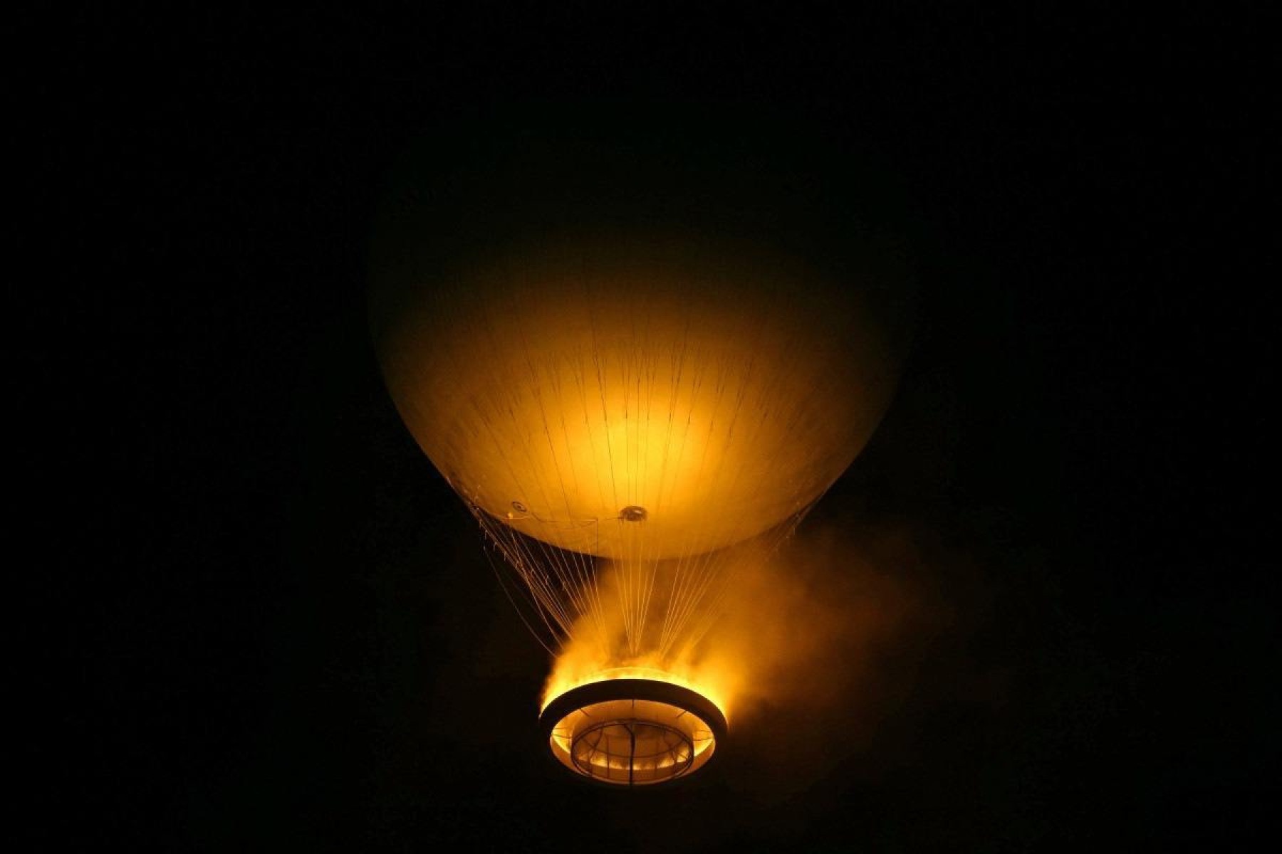 O caldeirão, com a chama olímpica acesa, decola preso a um balão durante a cerimônia de abertura dos Jogos Olímpicos de Paris 2024, em Paris, em 26 de julho de 2024.