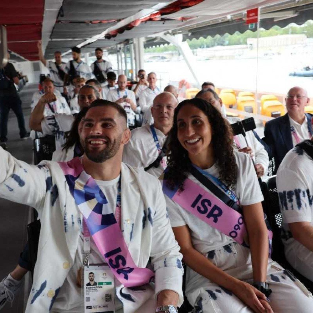 Jogos Olímpicos de Paris 2024 - Cerimônia de Abertura - Paris, Paris, França - 26 de julho de 2024. Atletas de Israel tiram uma selfie a bordo de um barco no desfile flutuante no rio Sena antes da cerimônia de abertura.