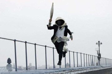 Arno Dorian, personagem da série 'Assassin's Creed', carregou a tocha olímpica -  (crédito: Peter Cziborra / POOL / AFP)