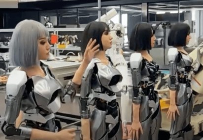 Uma empresa de robôs da China desenvolveu humanoides que, segundo os especialistas, são capazes de expressar emoções. Para isso, os engenheiros fazem um aprimoramento de alterações faciais para que os robôs fiquem com aparente sentimento -  (crédito: Divulgação Ex-Robots )