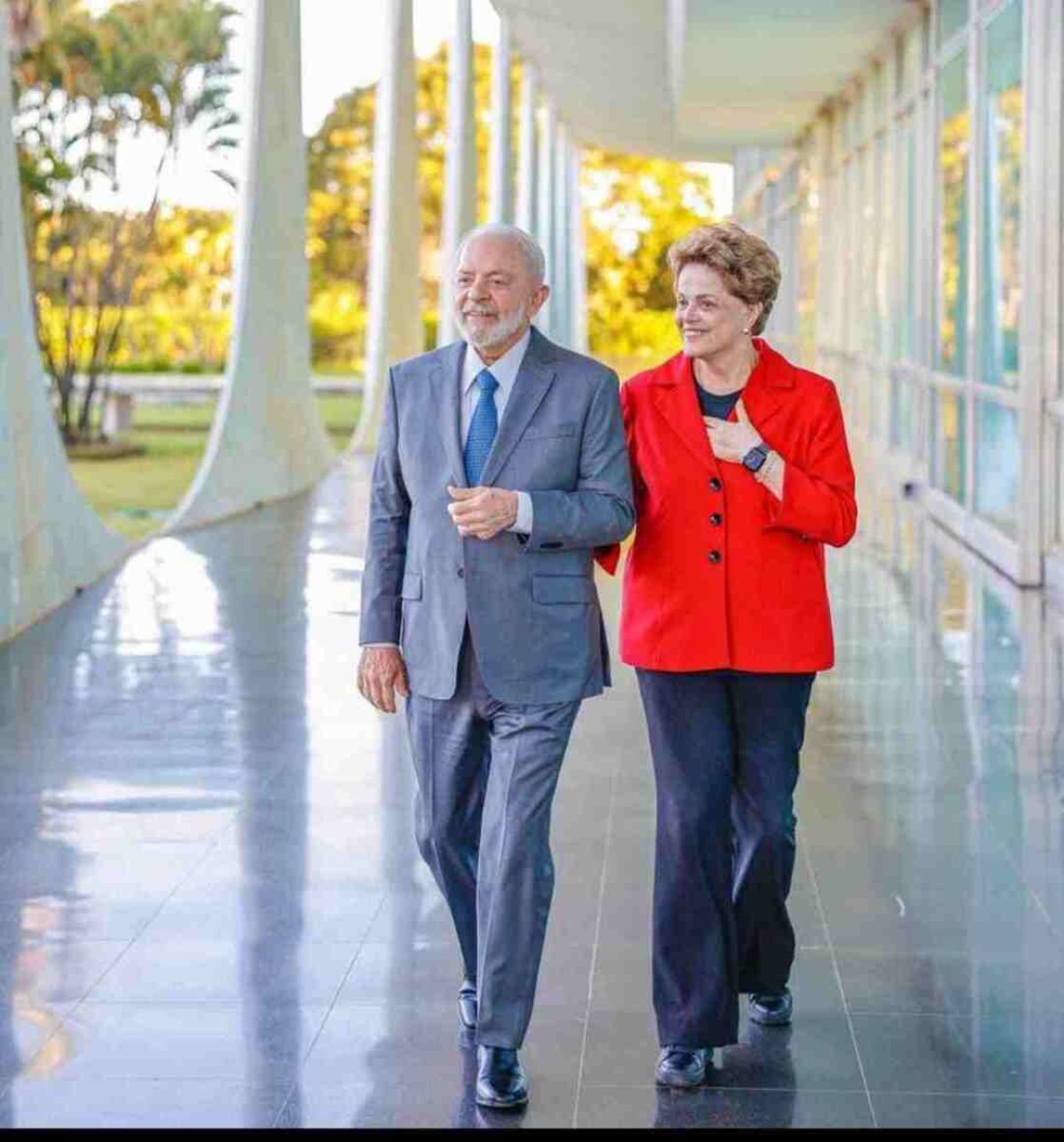 Oito anos após impeachment, Dilma é recebida no Alvorada por Lula