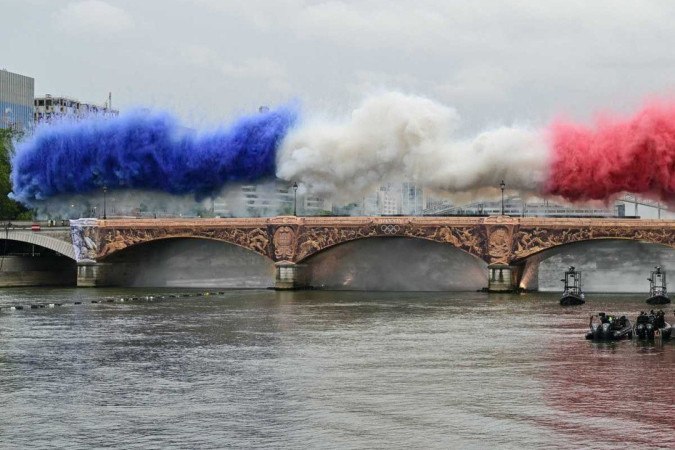 Memes sobre a cerimônia e comparações entre as Olimpíadas de Paris e as do Rio 2016 tomaram as redes sociais -  (crédito: Miguel MEDINA / AFP)