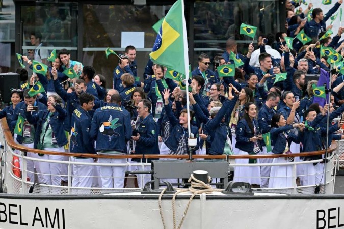 Delegação brasileira navega em barco durante cerimônia de abertura dos Jogos Olímpicos Paris 2024, em Paris, no dia 26 de julho de 2024. -  (crédito: Damien MEYER/AFP)